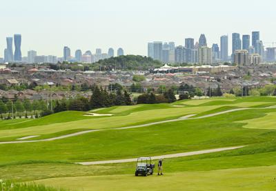 Un trabajador de mantenimiento prepara los toques finales en el campo de golf BraeBen ya que todos los campos de golf están preparados para abrir el sábado en Mississauga, Ontario, el viernes 21 de mayo de 2021. (Nathan Denette/The Canadian Press vía AP)