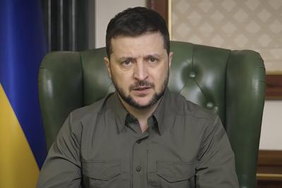 En esta imagen de video proporcionada por la oficina de prensa de la presidencia de Ucrania, el presidente de Ucrania, Volodymyr Zelenskyy, habla desde Kiev, Ucrania, el domingo 10 de abril de 2022. (Oficina de prensa de la presidencia ucraniana via AP)