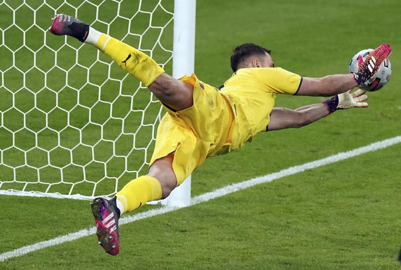 Psg Signs Italy S Star Goalkeeper Donnarumma On 5 Year Deal