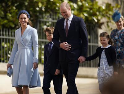 El príncipe Guillermo de Gran Bretaña y su esposa Catalina, duquesa de Cambridge, llegan con sus hijos, el príncipe Jorge y la princesa Carlota al servicio de Domingo de Pascua en la capilla de San Jorge en el castillo de Windsor, en Berkshire, Inglaterra, el domingo 17 de abril de 2022. (Andrew Matthews/Foto de Pool vía AP)