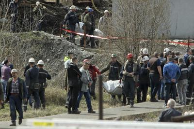 Rescatistas cargan un cuerpo luego de que se derrumbara una galería en la mina de carbón de Soko, en el centro de Serbia, el viernes 1 de abril de 2022. (AP Foto)