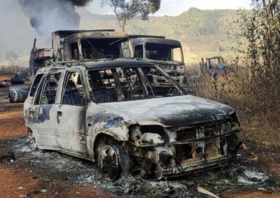 Vehículos incendiados en Hpruso en el estado Kayah, Myanmar, el 24 de diciembre de 2021. Foto facilitada por el grupo guerrillero Partido Progresista Nacional Karenni. (Partido Progresista Nacional Karenni via AP)