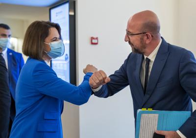 El presidente del Consejo Europeo Charles Michel saluda a la líder opositora bielorrusa  Svetlana Tikhanovskaya antes de su reunión en Vilna, Lituania, el martes, 6 de julio del 2021. La Unión Europea prometió el martes ayudar a Lituania, miembro del bloque, a lidiar con un influjo de migrantes del Oriente Medio y África que la nación báltica dice es alentado por las autoridades en la vecina Bielorrusia como parte de su enfrentamiento con Occidente. (AP Foto/Mindaugas Kulbis)