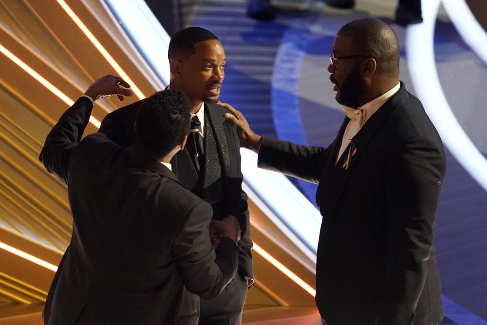 Sean Combs, de izquierda a derecha, Will Smith y Tyler Perry aparecen en la audiencia de los Oscar el domingo 27 de marzo de 2022 en el Dolby Theatre de Los Ángeles.  (Foto AP/Chris Pizzello)
