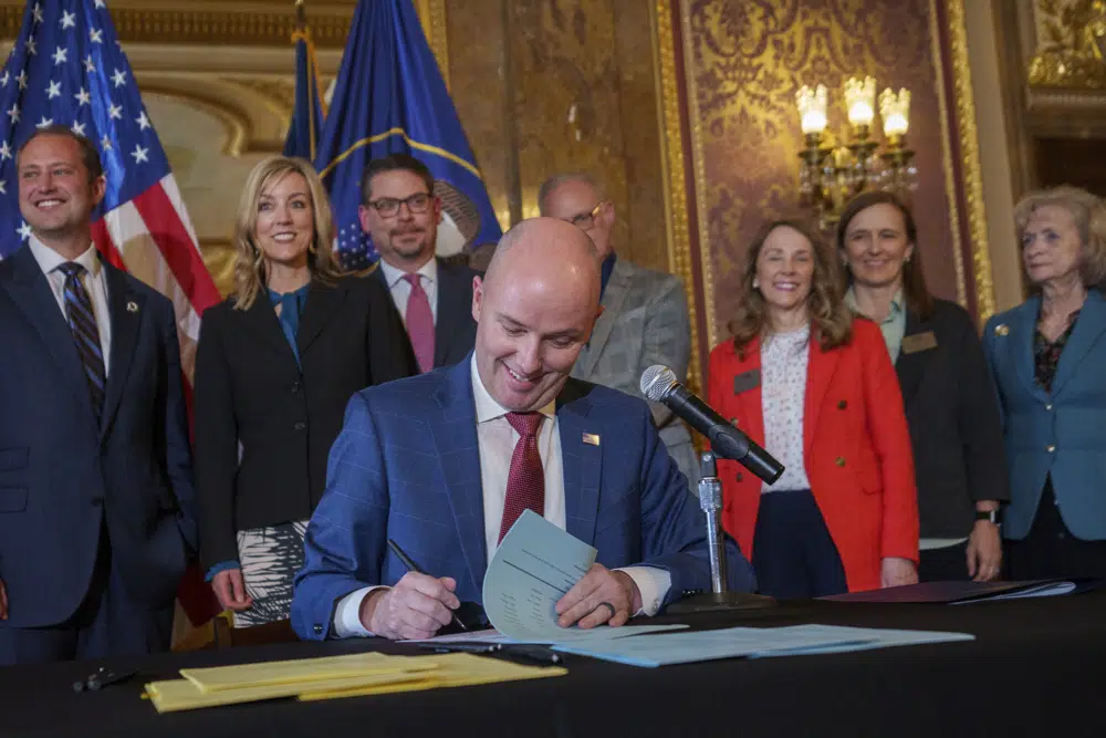 El gobernador Spencer Cox firma dos proyectos de ley de regulación de las redes sociales durante una ceremonia en el edificio del Capitolio en Salt Lake City el jueves 23 de marzo de 2023. Cox firmó un par de medidas que tienen como objetivo limitar cuándo y dónde los niños pueden usar las redes sociales y detener a las empresas. desde atraer a los niños a los sitios.  (Trent Nelson/The Salt Lake Tribune vía AP)