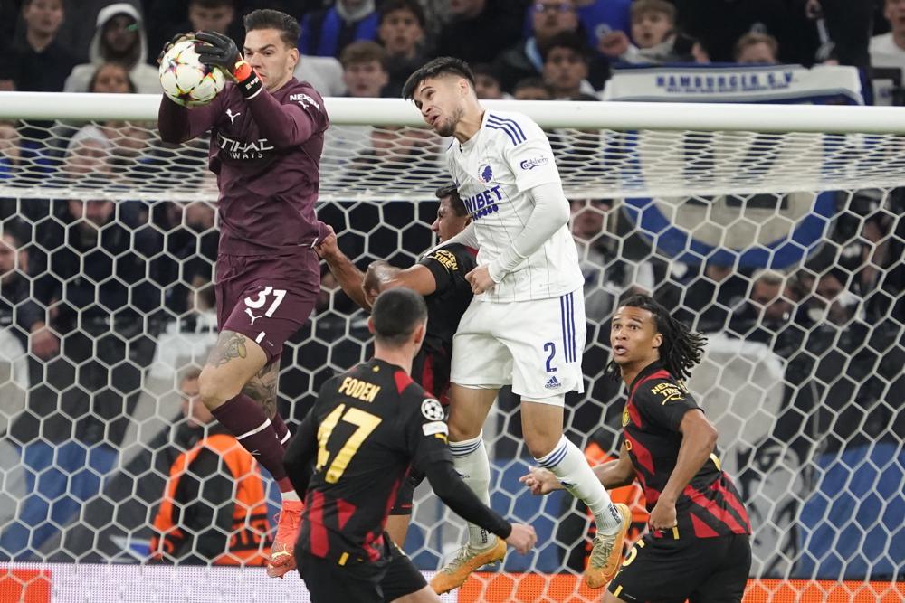 Ederson, arquero del Manchester City, atrapa el balón frente a Kevin Diks, del Copenhague, en un partido de la Liga de Campeones, recuperado el martes 11 de octubre de 2022 (Liselotte Sabroe/Ritzau Scanpix via AP)