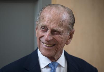 ARCHIVO - En esta foto del 8 de junio de 2015, el príncipe Felipe de Inglaterra, esposo de la reina Isabel II, sonríe tras develar una placa al final de su visita al Richmond Adult Community College en Richmond, en el suroeste de Londres. Un juez dictaminó el jueves que la voluntad del difunto Felipe debe permanecer en secreto para proteger la “dignidad” de su viuda, quien es la jefa de estado de Gran Bretaña. (AP Foto/Matt Dunham, Archivo)