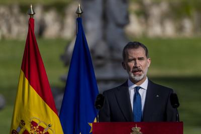 ARCHIVO - El rey Felipe VI de España habla durante una ceremonia con motivo del Día Europeo en Recuerdo de las Víctimas del Terrorismo, en el Palacio Real de Madrid, España, el 11 de marzo de 2021. Felipe VI llegó a Colombia el miércoles 1 de diciembre de 2021, para una visita oficial en el marco del Congreso Mundial de Juristas que se realizará en Barranquilla. (AP Foto/Manu Fernandez, Archivo)