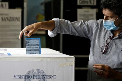 Un hombre emite su voto en una casilla de Roma, el domingo 3 de octubre de 2021. (Cecilia Fabiano/LaPresse vía AP)