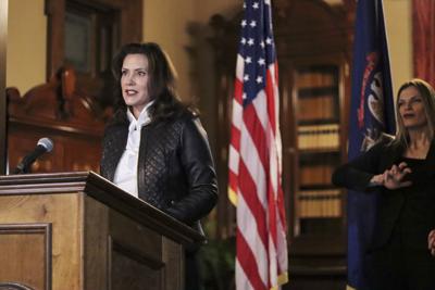 ARCHIVO - En una foto de archivo del 8 de octubre de 2020, proporcionada por la Oficina del Gobernador de Michigan, la gobernadora de Michigan, Gretchen Whitmer, se dirige al estado durante un discurso en Lansing, Michigan. Las declaraciones de apertura son el miércoles 8 de marzo de 2022 para el juicio de cuatro hombres acusados de conspirar para secuestrar a Whitmer. Los fiscales dicen que los hombres conspiraron para secuestrar a la gobernadora demócrata en 2020 porque estaban enojados por las restricciones de COVID-19 que impuso. (Oficina del Gobernador de Michigan a través de AP File)