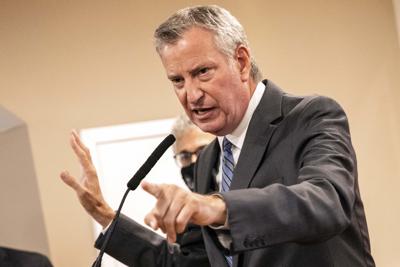 El ex alcalde de Nueva York Bill de Blasio en conferencia de prensa el 27 de septiembre del 2021, en Nueva York. (Foto AP/Jeenah Moon)