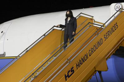 La vicepresidenta de Estados Unidos Kamala Harris baja de un avión luego de aterrizar en el aeropuerto de Hanoi, Vietnam, el martes 24 de agosto de 2021. Harris realiza una gira de una semana por el sureste de Asia. (Evelyn Hockstein/fotografía de Pool vía AP)