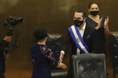 El presidente Nayib Bukele estrecha la mano de Suecy Callejas, vicepresidenta del Congreso, el martes 1 de junio de 2021 durante el discurso anual del mandatario ante los legisladores, en San Salvador, El Salvador, (AP Foto/Salvador Meléndez)
