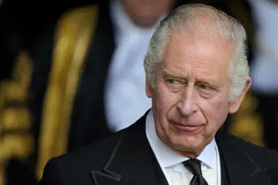 El rey Carlos III sale de Westminster Hall, en el Palacio de Westminster, en donde la Cámara de los Comunes y la Cámara de los Lores se reunieron dar su pésame en Londres, el lunes 12 de septiembre de 2022. (AP Foto/Markus Schreiber, Pool, Archivo)