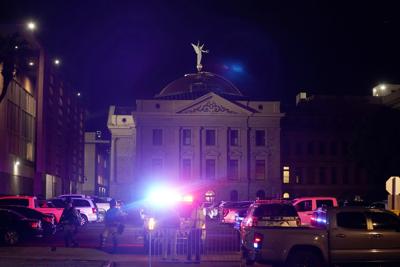 Un gran número de policías rodean el Capitolio de Arizona después de que los manifestantes llegaran a la fachada del edificio del Senado de Arizona tras la decisión de la Corte Suprema de anular el fallo Roe v. Wade el viernes 24 de junio de 2022, en Phoenix. (AP Foto/Ross D. Franklin)