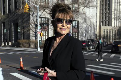 ARCHIVO - Sarah Palin, exgobernadora de Alaska, llega a un tribunal federal el 11 de febrero de 2022, en Nueva York. (AP Foto/Jeenah Moon, archivo)