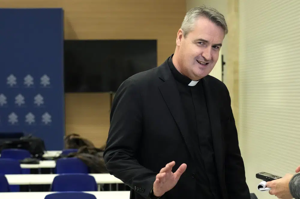 El reverendo Andrew Small durante una conferencia de prensa en el Vaticano, el 25 de marzo de 2023. Small fue director de las Sociedades Misionales Pontificias en EEUU. (AP Foto/Alessandra Tarantino, File)