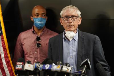 Fotografía de archivo del 27 de agosto de 2020 del gobernador de Wisconsin, Tony Evers, durante una conferencia de prensa en Kenosha, Wisconsin. (AP Foto/Morry Gash, Archivo)