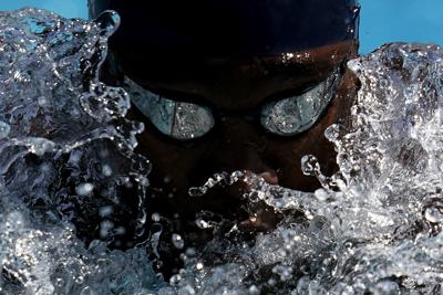 Reece Whitley nada en los 200 metros pecho de la competición TYR Pro Swim, el 10 de abril de 2021, en Mission Viejo, California. (AP Foto/Ashley Landis)