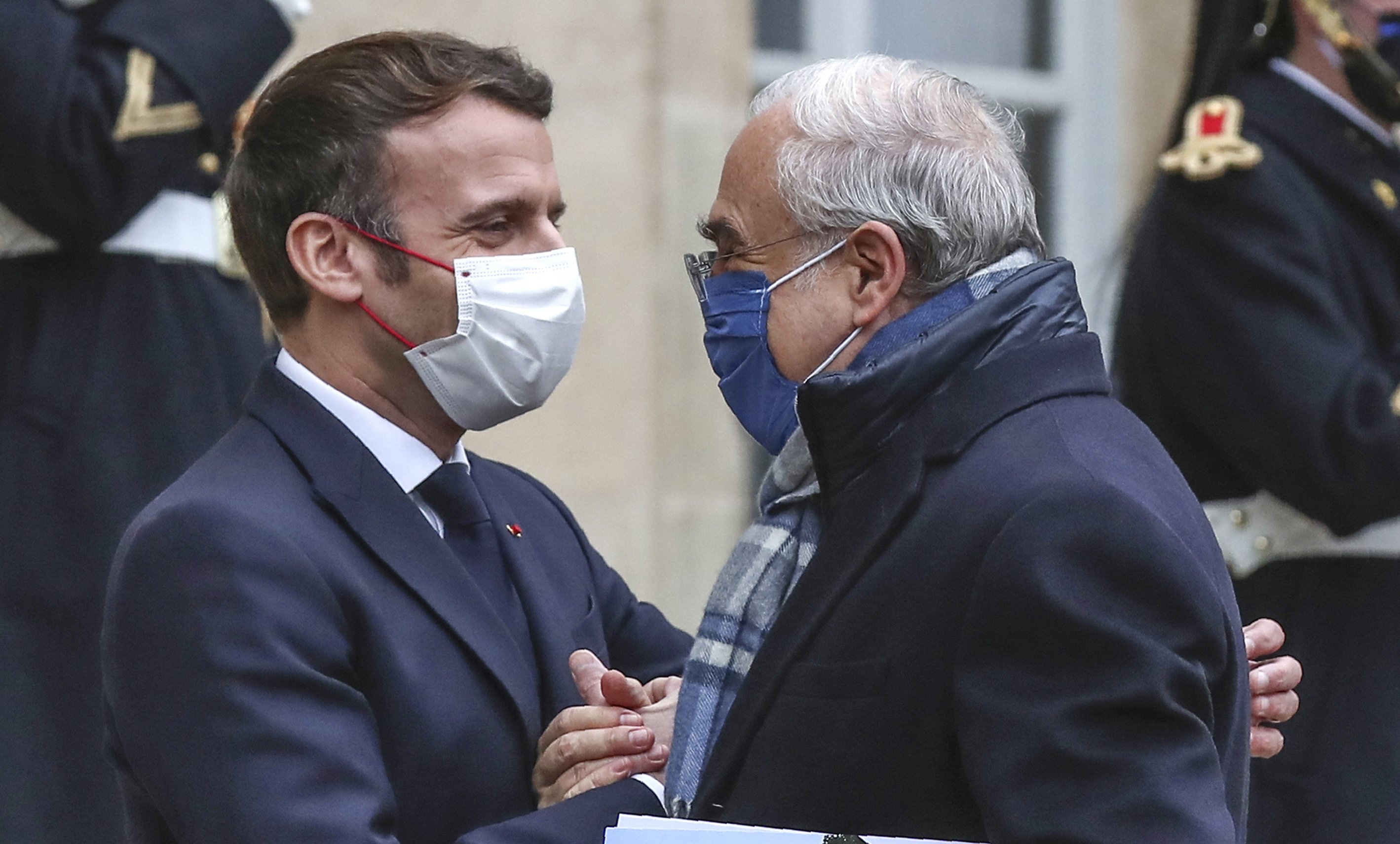 Macron from France eliminates the virus, the fever on retreat from Versailles