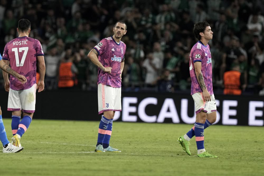 El zaguero de la Juventus Leonardo Bonucci (centro) tras la derrota 2-0 ante el Maccabi Haifa en la Liga de Campeones, el martes 11 de octubre de 2022. (AP Foto/Ariel Schalit)