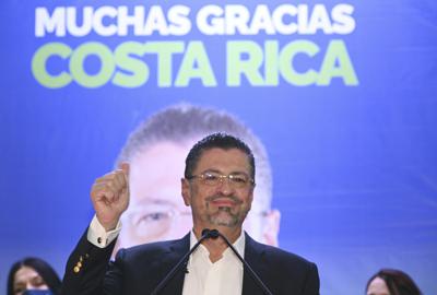 El candidato Rodrigo Chaves habla ante sus simpatizantes en la sede de su campaña en San José, Costa Rica, el domingo 3 de abril de 2022, después de ganar la segunda vuelta de las elecciones presidenciales. (AP Foto/Carlos Gonzalez)