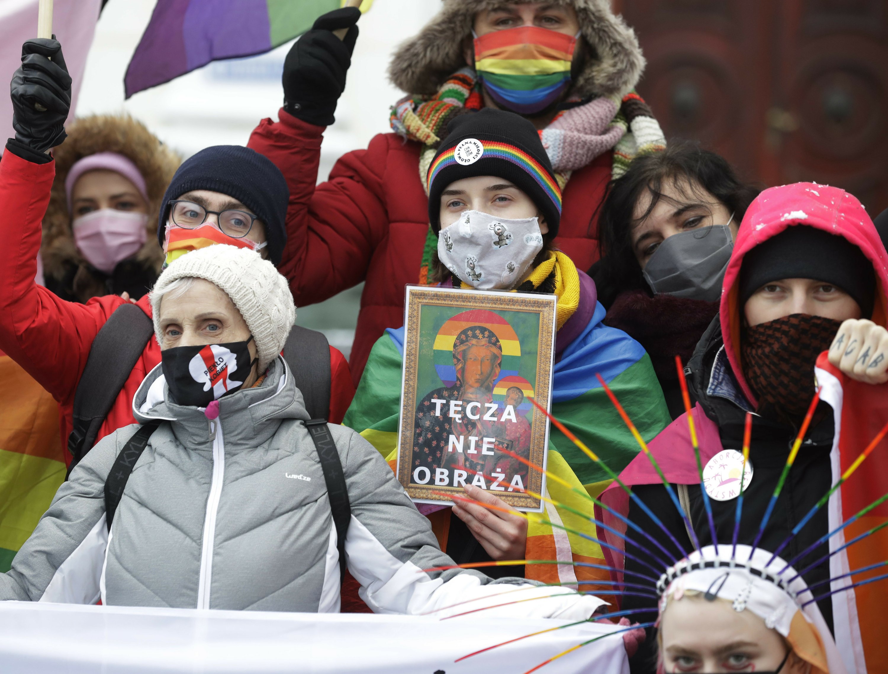 Proces profanacji otworzył tęcza LGBT na polskim symbolu