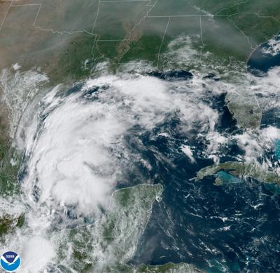 Esta imagen satelital de la Oficina Nacional de Administración Oceánica y Atmosférica de Estados Unidos (NOAA por sus siglas en inglés) muestra a la tormenta torpical Nicholas en el golfo de México, el domingo 12 de septiembre de 2021. (NOAA vía AP)