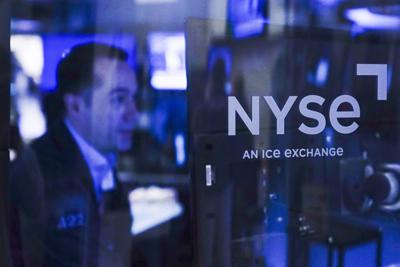 ARCHIVO - Los operadores trabajan en el piso de la Bolsa de Valores de Nueva York en Nueva York, el martes 4 de octubre de 2022. Las acciones están abriendo ampliamente al alza en Wall Street, el martes 1 de noviembre, dando la vuelta después de una pérdida el día anterior. Varias compañías estaban subiendo después de reportar sólidas ganancias o perspectivas, incluida la farmacéutica Pfizer y Uber, que se dispararon después de emitir un fuerte pronóstico para las reservas. (AP Photo/Seth Wenig, Archivo)