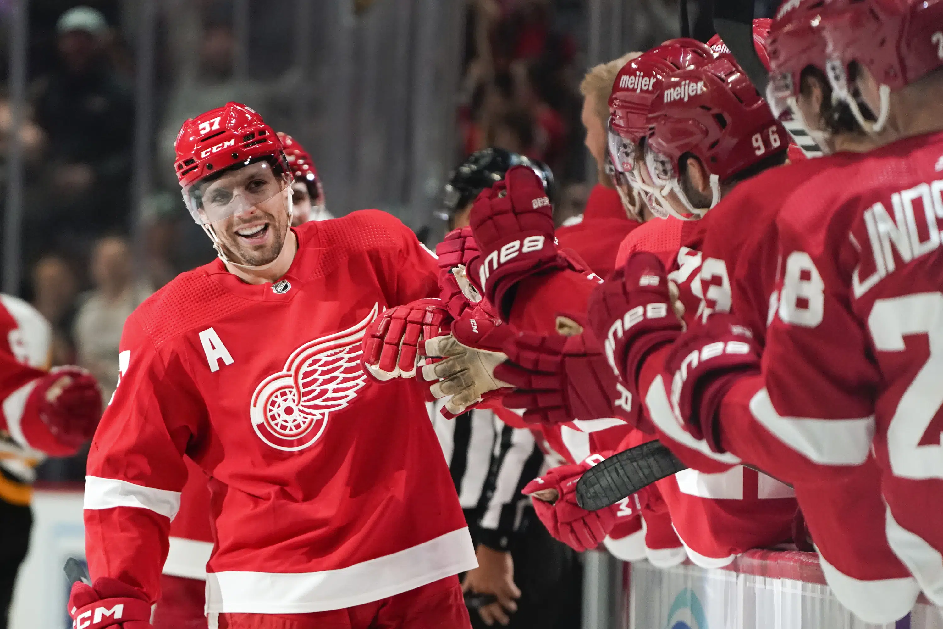 Perron's 3rd-period hat trick lifts Red Wings past Penguins | AP News