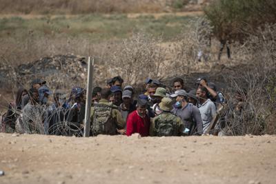 Tropas israelíes realizan inspecciones de seguridad a trabajadores palestinos que vuelven a casa después de una jornada de trabajo en Israel, mientras intentan cruzar un tramo dañado de la cerca de separación israelí, cerca de Yenín, Cisjordania, el lunes 6 de septiembre de 2021. (AP Foto/Nasser Nasser)