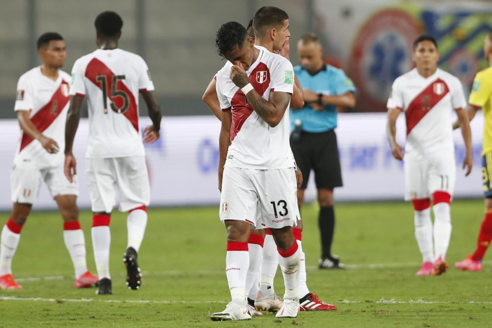 Renato Tapia y los demás jugadores de Perú abandonan la cancha tras caer por 3-0 ante Colombia en un encuentro de la eliminatoria mundialista, disputado el jueves 3 de junio de 2021, en Lima (Paolo Aguilar/Pool via AP)