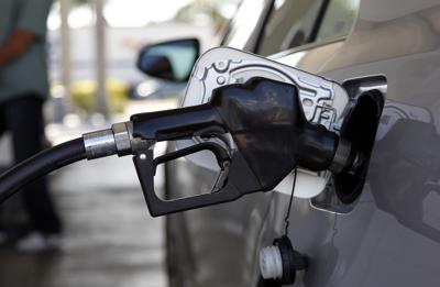 Imagen de un vehículo cargando gasolina el 14 de junio de 2012 en Miami. (AP Foto/Lynne Sladky, File)