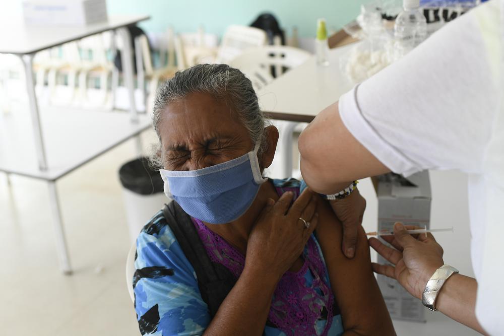 En Venezuela: Gobierno empezó a aplicar la candidata a vacuna cubana "Abdala" NOTIGUARO Una mujer cierra los ojos mientras recibe una inyección de la vacuna cubana Abdala contra COVID-19 en el barrio Ciudad Tiuna de Caracas, Venezuela, el martes 29 de junio de 2021. (AP Foto/Matias Delacroix)