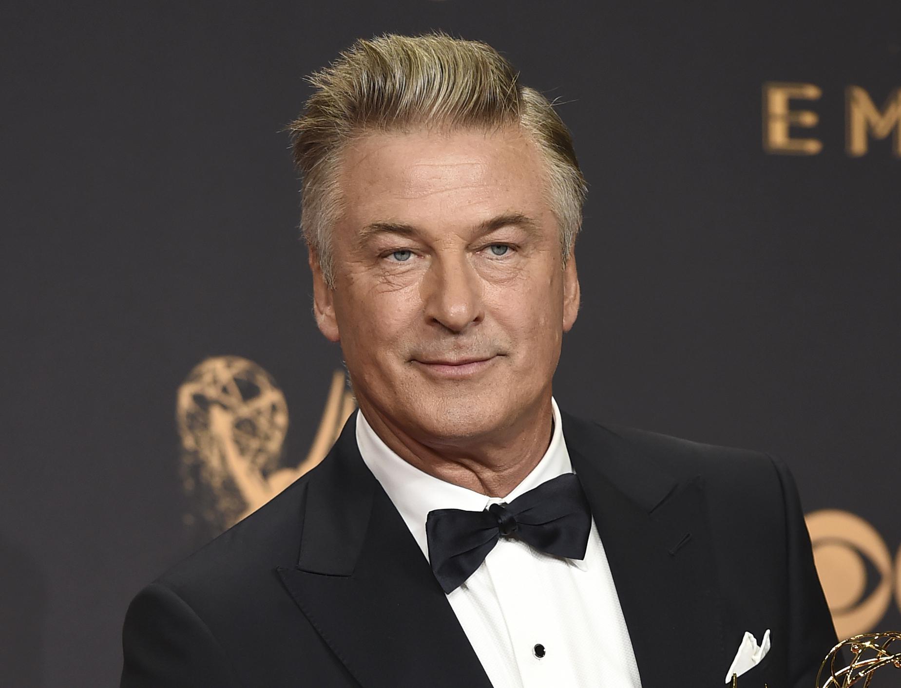Alec Baldwin llega a acuerdo legal por tiroteo en set AP News