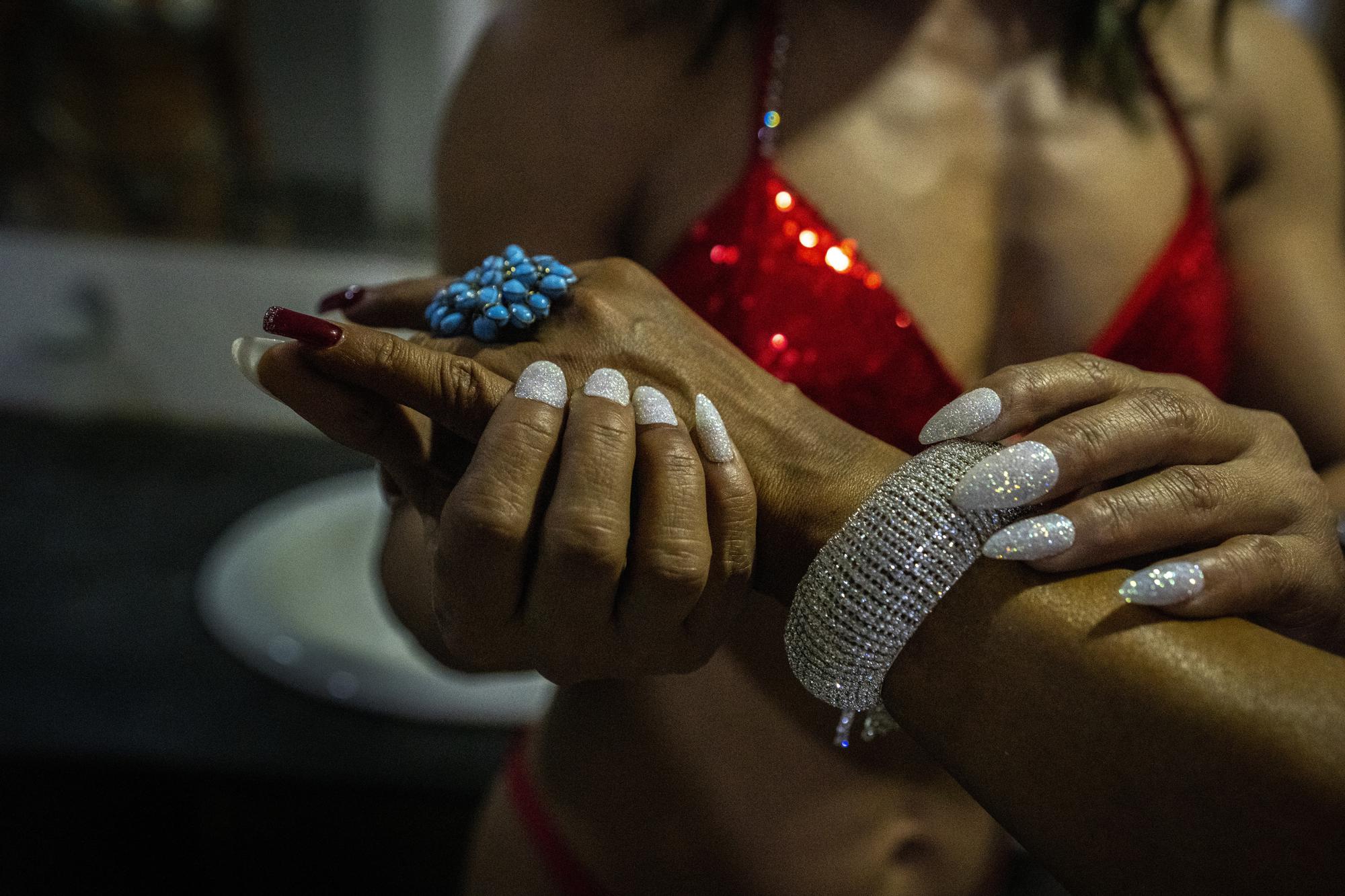 Las fisicoculturistas se preparan entre bastidores para participar en el primer campeonato nacional de fisicoculturismo Miss Saraighat en Gauhati, estado nororiental de Assam, India, el sábado 2 de abril de 2022. (Foto AP/Anupam Nath)