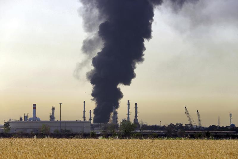 Una nube de humo negro sale de una refinería de petróleo, al sur de Teherán, Irán, el 3 de junio de 2021. (AP Foto/Ebrahim Noroozi)