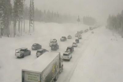 La tormenta invernal en la Carretera Interestatal 80 en Donner Summit, California el 23 de diciembre de 2021. Foto tomada de una cámara de vigilancia vial de Caltrans. (Caltrans via AP)