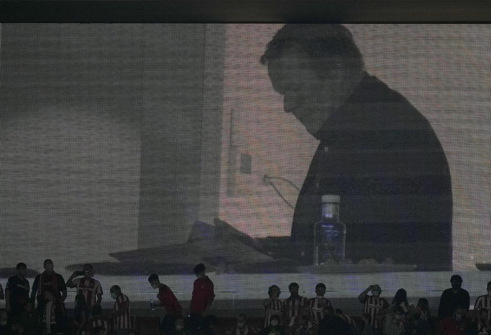 Una imagen de Ronald Koeman, técnico del Barcelona, aparece en la pantalla gigante del Wanda Metropolitano, al final del partido que su equipo perdió ante el Atlético de Madrid en la Liga, el sábado 2 de octubre de 2021 (AP Foto/Manu Fernández)