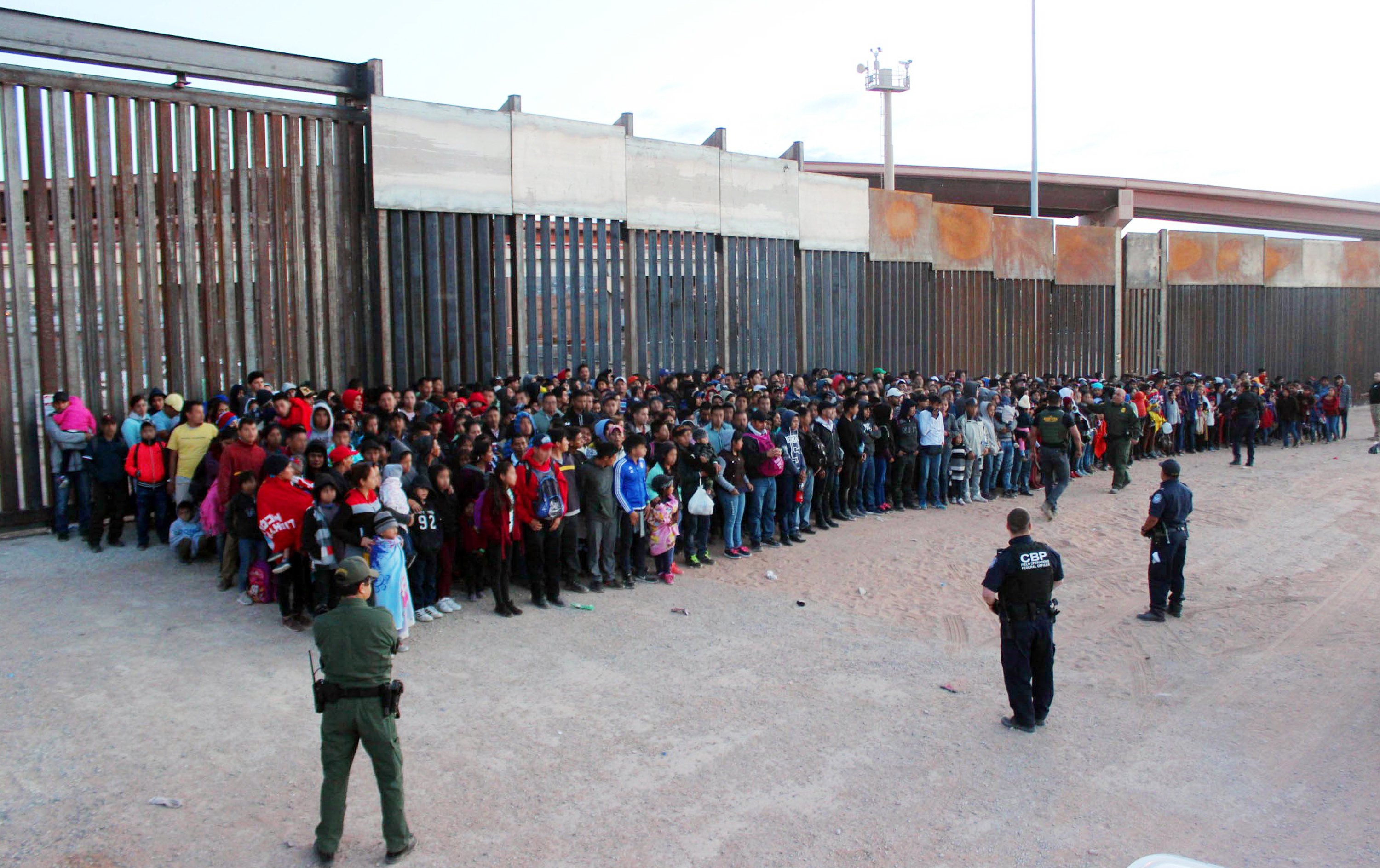 EEUU abre nuevo albergue en Texas para niños migrantes AP News