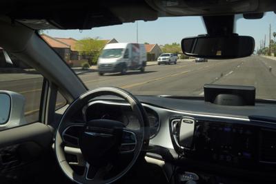 Fotografía de archivo del 7 de abril de 2021 de una minivan Waymo avanzando de forma autónoma en una calle de Chandler, Arizona. (AP Foto/Ross D. Franklin)