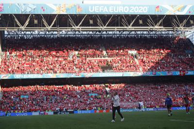 El seleccionador de Dinamarca, Kasper Hjulmand, aplaude a la afición mientras abandona el campo luego de un partido del Grupo B de la Eurocopa entre Dinamarca y Bélgica, en el estadio Parken de Copenhague, el 17 de junio de 2021. (Wolfgang Rattay, Pool via AP)