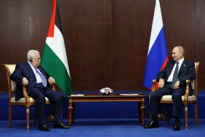 El presidente palestino Mahmoud Abbas, izquierda; y el presidente ruso Vladimir Putin hablan a las márgenes de 
 una conferencia en Astana, Kazajistán, el 13 de octubre del 2022. (Vyacheslav Prokofyev, Sputnik, Kremlin Pool Photo vía AP)
