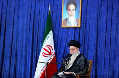El esta foto dada a conocer por un portal oficial de la oficina del líder supremo de Irán, ayatola Alí Khamanei, éste habla en el aniversario de la muerte del fundador de la República Islámica ayatola Ruhollah Khomeini, en Teherán, el 4 de junio del 2022.  (Oficina del Líder Supremo de Irán vía AP)