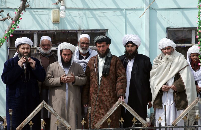 Musulmanes sufíes observan la tumba de su líder y su hijo el jueves 12 de marzo de 2015, quienes fueron asesinados el sábado 7 de marzo mientras orbana en una mezquita en Kabul, Afganistán.(Foto AP/Massoud Hossaini)