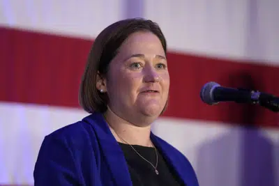 ARCHIVO - La candidata republicana a procuradora general de Iowa, Brenna Bird, habla en un acto electoral en Des Moines, Iowa. La procuraduría general ha suspendido el pago por contracepción de emergencia, y en algunos casos por aborto, en casos de violación. (AP Foto/Charlie Neibergall, File)