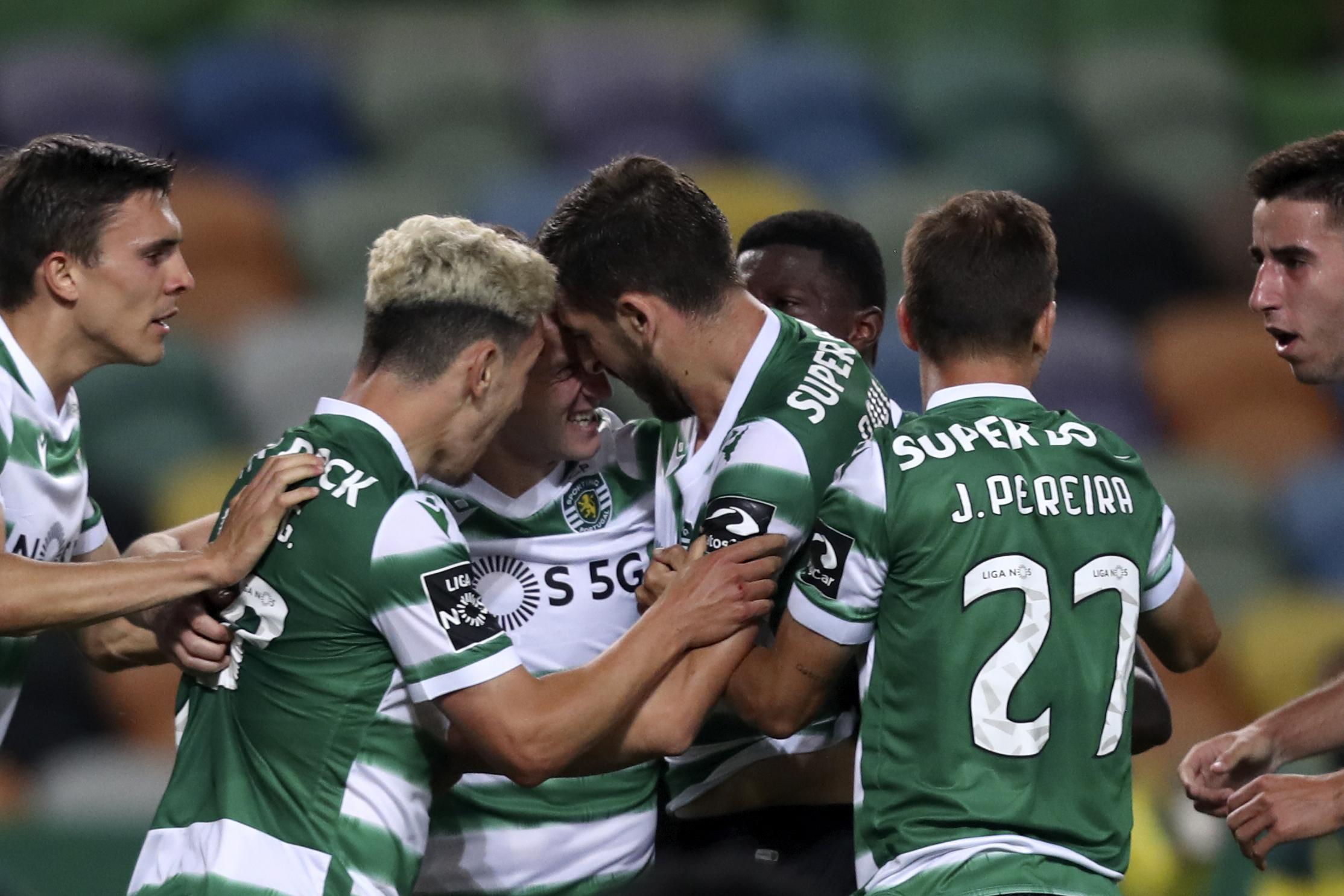 Спортинг лиссабон ретро. Футбольные картинки. Фк порту игроки. Фамаликао спортинг 3 февраля перенесен. Визела спортинг футбол.