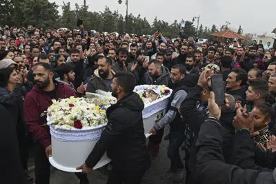 El féretro de un joven de 16 años es portado a mano durante una procesión fúnebre en Salónica, norte de Grecia, jueves 15 de diciembre de 2022. (AP Foto/Giannis Papanikos)