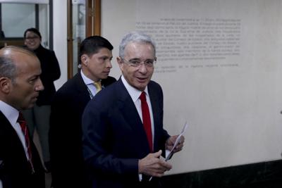 ARCHIVO - En esta fotografía de archivo del 8 de octubre de 2019, el senador y expresidente Álvaro Uribe llega a la Corte Suprema para ser interrogado en una investigación por cargos de manipulación de testigos en Bogotá, Colombia.  (AP Foto/Iván Valencia, Archivo)