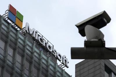 Archivo - Una cámara de vigilancia frente a un edificio de Microsoft en Beijing,el 20 de julio de 2021. (AP Foto/Andy Wong, Archivo)